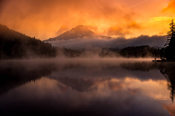 lago trillium all'alba - mt hood national park foto e immagini stock