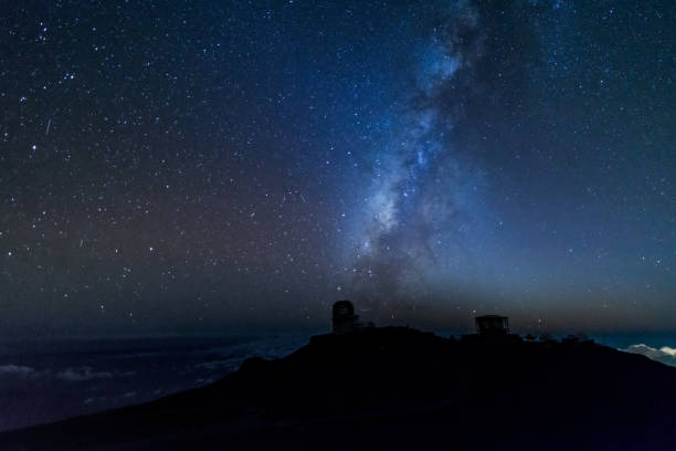 osservatorio di haleakala con la via lattea - haleakala national park foto e immagini stock