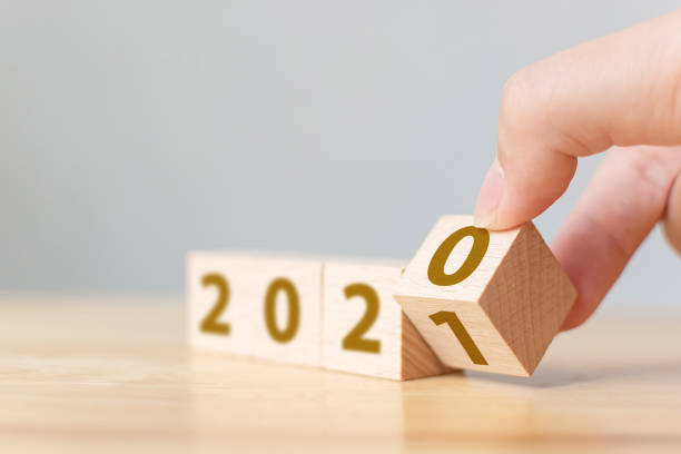 nowy rok 2020 zmienia się w koncepcję 2021. ręcznie przewracać blok kostki drewna - year block cube new years eve zdjęcia i obrazy z banku zdjęć