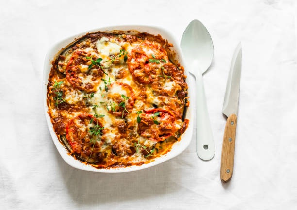 berenjena, pollo, tomates, queso mozzarella, cazuela de salsa de tomate sobre un fondo ligero, vista superior - aubergines parmesan fotografías e imágenes de stock