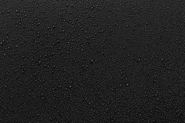 gouttelettes d’eau sur le fond noir - wet photos et images de collection