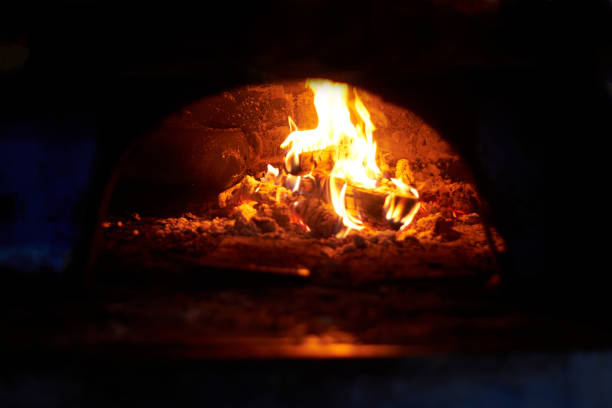 queimando fogo em um forno rural russo. - indigenous culture flash - fotografias e filmes do acervo