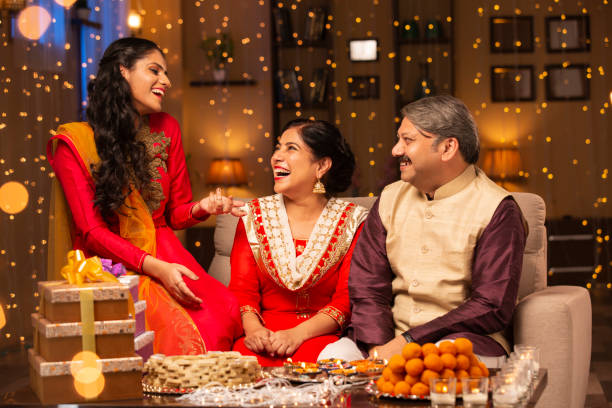 famille diwali celebrate - photo stock - hinduism teenager female indian ethnicity photos et images de collection