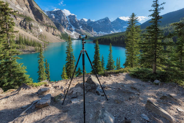 films sur smartphone sur trépied du lac moraine, parc national banff, canada. - landscape national park lake louise moraine lake photos et images de collection