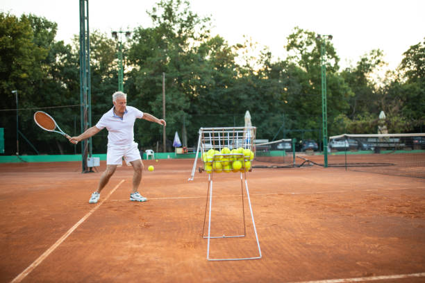 starszy tenisista ćwiczy forehand na korcie tenisowym - tennis serving playing men zdjęcia i obrazy z banku zdjęć