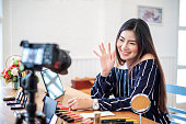 asiatische-frau-bloggerbloggerin-mit-make-up-kosmetik-aufnahme-videoclip-online.jpg?b=1&s=170x170&k=20&c=kgPBObfIXYs6ELpC6CKwEoG-u8hGU8Gppxql_ot9X1g=