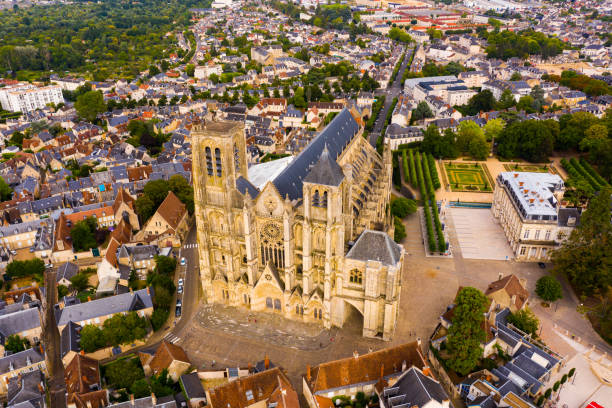 ゴシック様式の大聖堂とブールジュのフランスのコミューンの空中写真 - travel monument church roof ストックフォトと画像