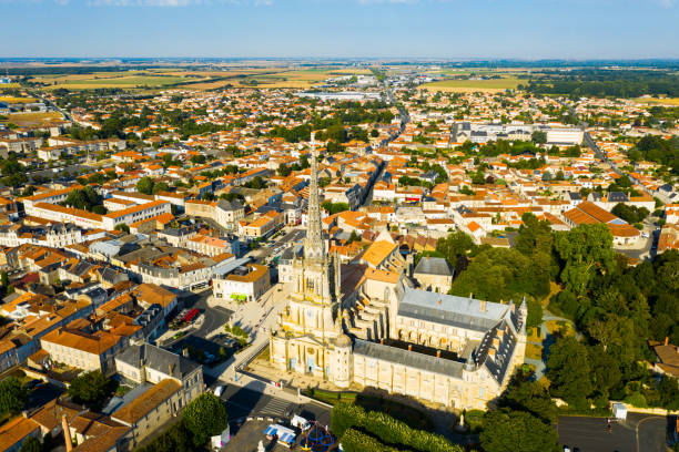 vue du drone de français ville lucon - vendee photos et images de collection