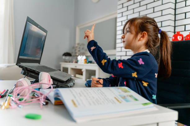 mała dziewczynka student wideo konferencji e-learning z nauczycielem i kolegami z klasy na komputerze w salonie w domu. homeschooling i kształcenia na odległość, online, edukacja i internet - teacher child preschool mathematics zdjęcia i obrazy z banku zdjęć