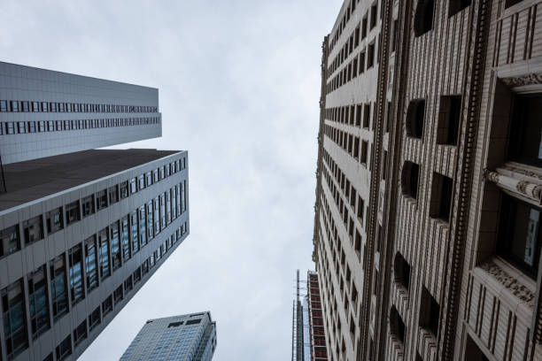 vue à angle bas des gratte-ciel dans le quartier financier de new york, etats-unis - image - cityscape new york city manhattan low angle view photos et images de collection