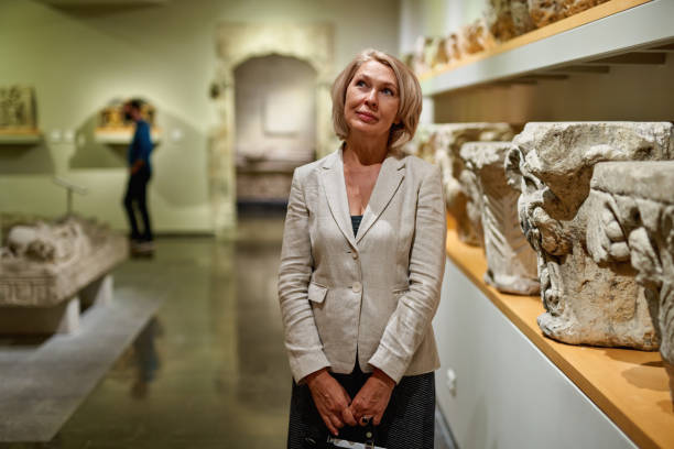 istock Mature women waching arts at the museum. Excursion with group 1278746118