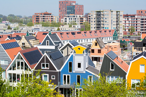 Muchas hermosas casas modernas y coloridas holandesas a la luz del día. Una de las ciudades modernas holandesas con su arquitectura específica photo