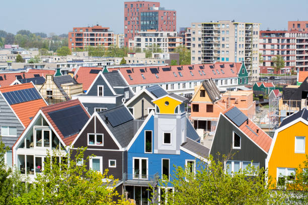 molte belle case colorate moderne olandesi alla luce del giorno. una delle città moderne olandesi con la sua architettura specifica - zaandam foto e immagini stock