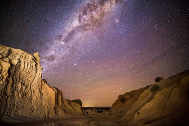 cielo notturno via lattea sul paesaggio desertico. - outback desert australia sky foto e immagini stock