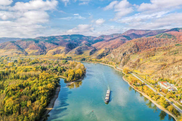 панорама долины вахау с кораблем на реке дунай осенью в австрии - danube river danube valley river valley стоковые фото и изображения