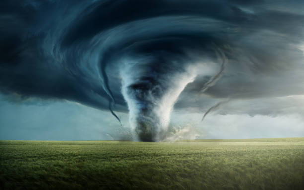 grande tempesta tornado in campagna - tornado storm disaster storm cloud foto e immagini stock