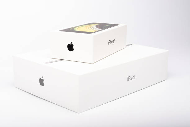 애플의 새로운 아이폰 se 2020 및 아이 패드의 포장 - iphone ipad apple computers business 뉴스 사진 이미지