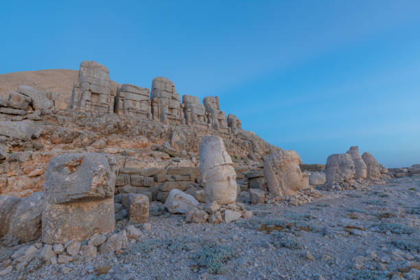 gigantyczne posągi bogów na górze nemrut. - turkish culture nemrud dagh adiyaman antiquities zdjęcia i obrazy z banku zdjęć