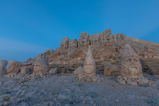 гигантские статуи богов на горе немрут. - turkish culture nemrud dagh adiyaman antiquities стоковые фото и изображения