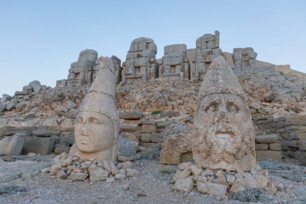 gigantyczne posągi bogów na górze nemrut. - turkish culture nemrud dagh adiyaman antiquities zdjęcia i obrazy z banku zdjęć