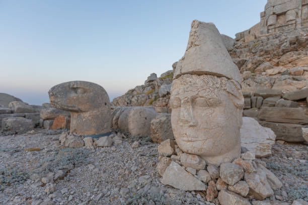 gigantyczne posągi bogów na górze nemrut. - turkish culture nemrud dagh adiyaman antiquities zdjęcia i obrazy z banku zdjęć