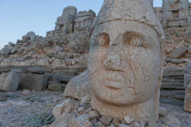 гигантские статуи богов на горе немрут. - turkish culture nemrud dagh adiyaman antiquities стоковые фото и изображения