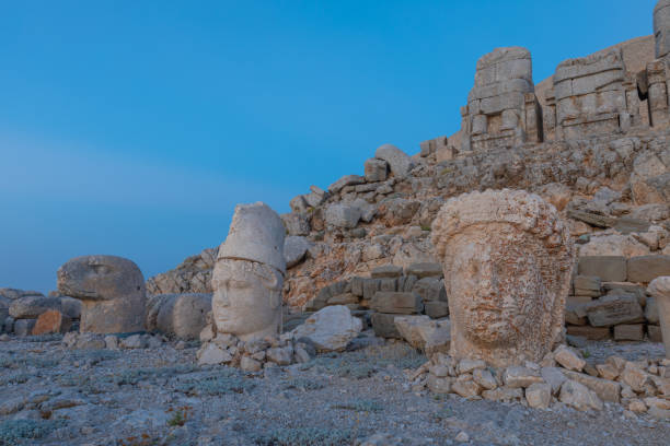 gigantyczne posągi bogów na górze nemrut. - turkish culture nemrud dagh adiyaman antiquities zdjęcia i obrazy z banku zdjęć