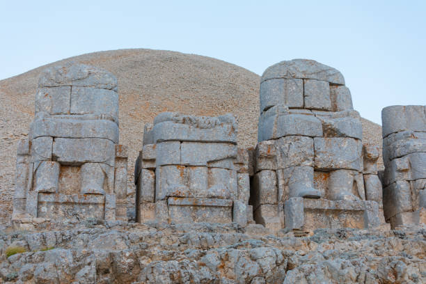 gigantyczne posągi bogów na górze nemrut. - turkish culture nemrud dagh adiyaman antiquities zdjęcia i obrazy z banku zdjęć