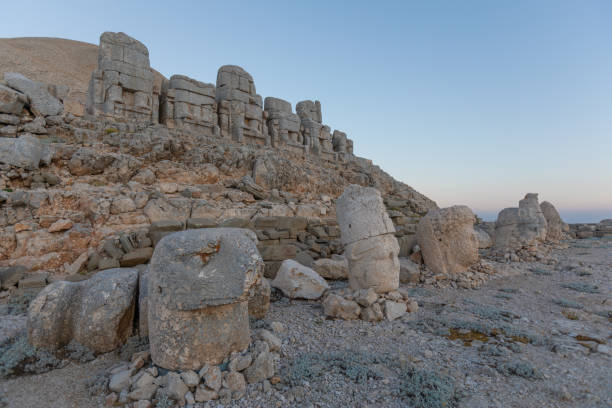 гигантские статуи богов на горе немрут. - turkish culture nemrud dagh adiyaman antiquities стоковые фото и изображения