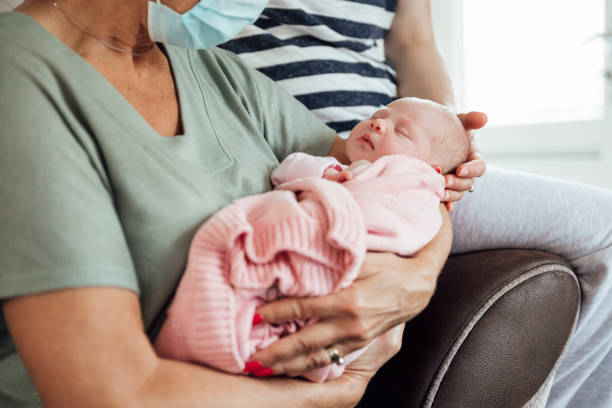 tempo con la famiglia - baby grandparent newborn grandmother foto e immagini stock