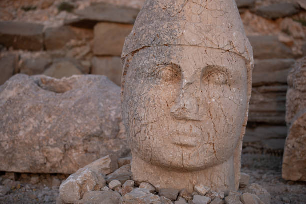 гигантские статуи богов на горе немрут. - turkish culture nemrud dagh adiyaman antiquities стоковые фото и изображения