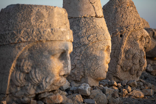 gigantyczne posągi bogów na górze nemrut. - turkish culture nemrud dagh adiyaman antiquities zdjęcia i obrazy z banku zdjęć