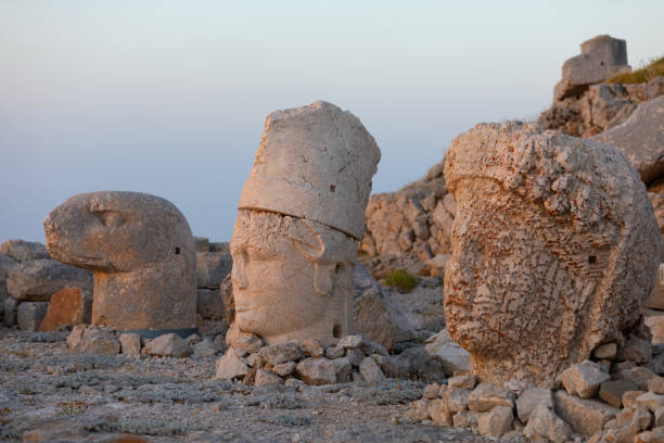 gigantyczne posągi bogów na górze nemrut. - turkish culture nemrud dagh adiyaman antiquities zdjęcia i obrazy z banku zdjęć