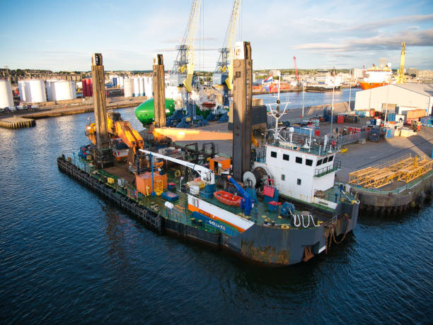 a draga retroescavadeira golias ancorada no porto de aberdeen, escócia, reino unido - este navio é um tipo de equipamento mecânico de dragagem. - barge canal construction engineering - fotografias e filmes do acervo