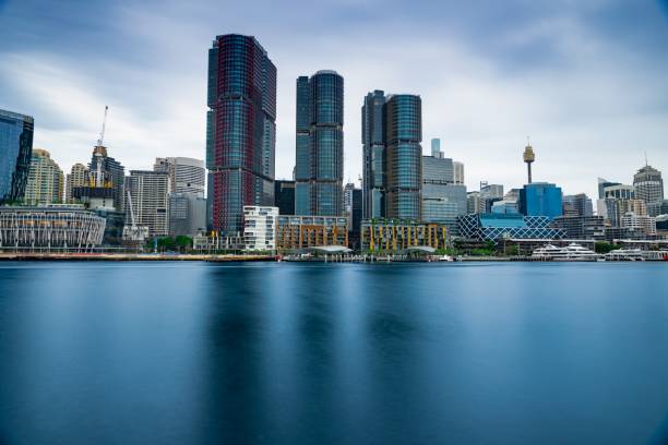 vista panorâmica do porto de sydney e horizonte da cidade de darling harbour e barangaroo austrália - the rocks fotos - fotografias e filmes do acervo
