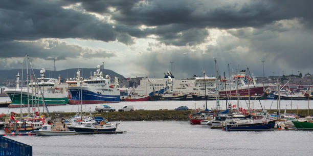 вид на гавань лервик в шетландских островах, великобритания - shetland islands стоковые фото и изображения