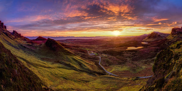 panneau de route avec des moutons à quiraing, île de skye, ecosse - arid climate travel destinations canyon dawn photos et images de collection