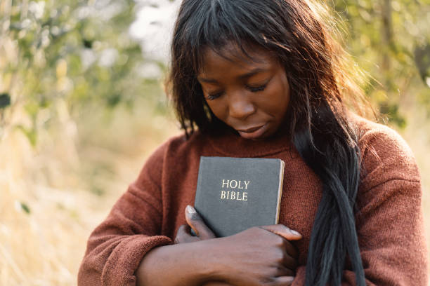 1,400+ Black Woman Holding Bible Stock Photos, Pictures ...