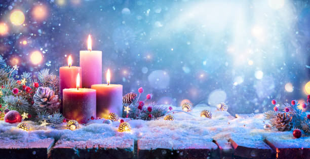 avvento - quattro candele viola con ornamento natalizio nella notte lucida - church in the snow foto e immagini stock