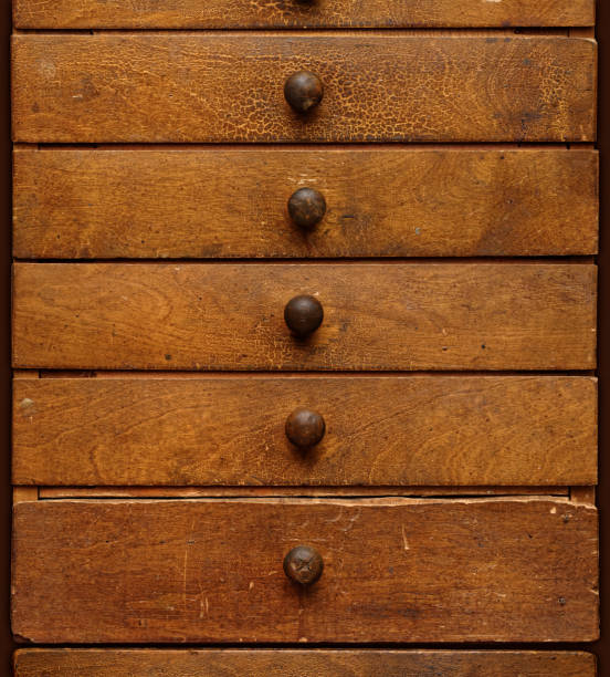 vieux coffret en bois avec des tiroirs - ancient past antique close up photos et images de collection