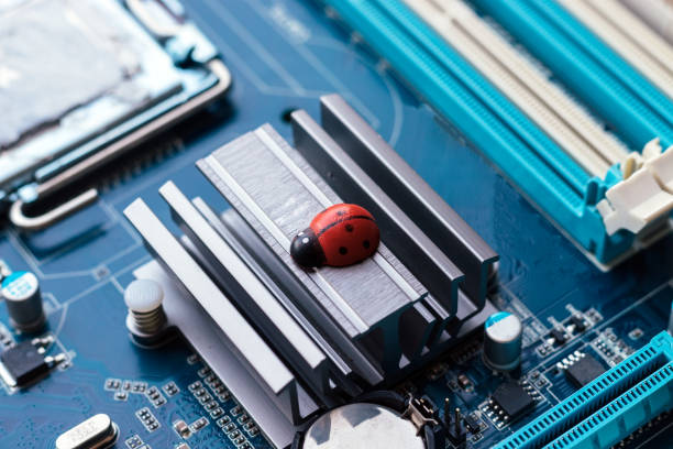 pequeña mariquita roja en una placa base azul. concepto de virus informáticos o errores, fallo del sistema, problema con la tecnología, software o hardware - computer bug computer chip technology insect fotografías e imágenes de stock