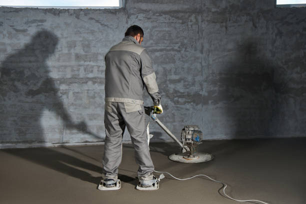 istock Filling the floor with concrete, screed and leveling the floor by construction workers. Smooth floors made of a mixture of cement, industrial concreting 1278786284