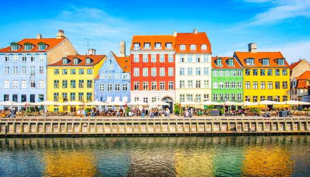 case colorate nel porto di nyhavn, copenaghen - nyhavn canal foto e immagini stock