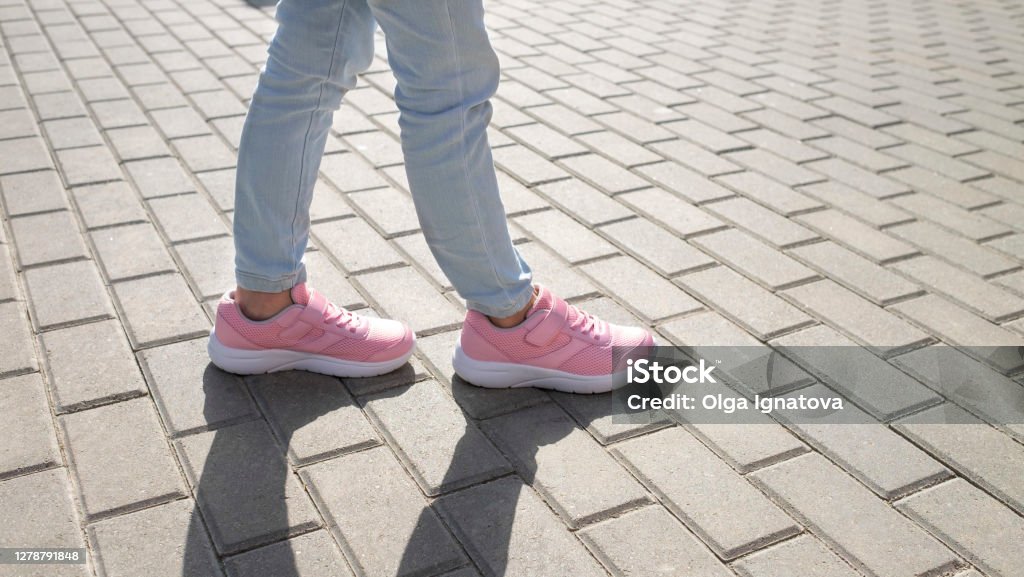vasthoudend Aan boord plakboek Girl In Pink Sneakers On Cobblestone Street Kids Teenagers Shoes Stock  Photo - Download Image Now - iStock