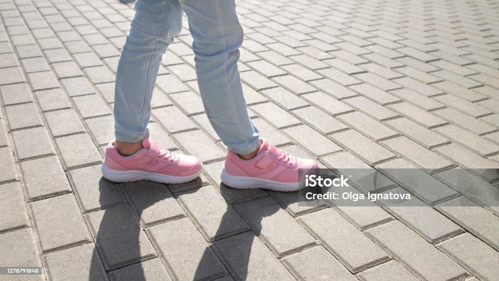 vasthoudend Aan boord plakboek Girl In Pink Sneakers On Cobblestone Street Kids Teenagers Shoes Stock Photo - Download Image Now - iStock vasthoudend Aan boord plakboek Girl In Pink Sneakers On Cobblestone Street Kids Teenagers Shoes Stock Photo - Download Image Now - iStock
