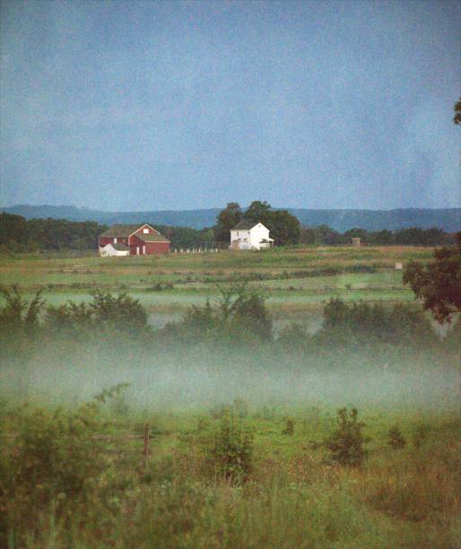 campo di battaglia di gettysburg nebbioso - gettysburg national military park foto e immagini stock