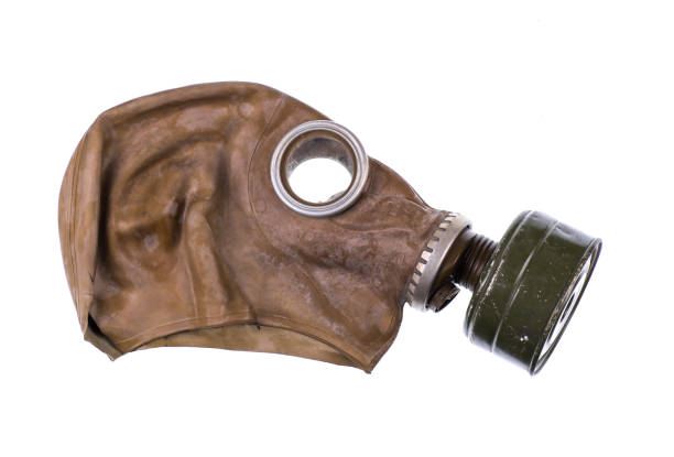 白い背景に隔離された古い軍用ガスマスク - gas mask mask nobody protection ストックフォトと画像