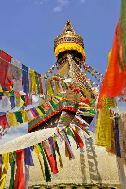 banderas de oración de primer plano en boudhanath stupa, katmandú, nepal - many colored prayer flags fotografías e imágenes de stock