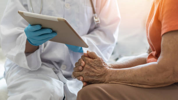 Elderly senior adult patient (older person) having geriatric doctor consulting and diagnostic examining on aging and mental health care in medical clinic office or hospital examination room paciente adulto de edad avanzada (persona mayor) que tiene consultoría médica geriátrica y examen diagnóstico sobre el envejecimiento y la atención de salud mental en el consultorio de la clínica médica o en la sala de examen del hospital