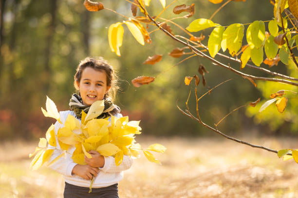 jesienny portret uroczej małej kaukaskiej dziewczyny - couple autumn fashion male beauty zdjęcia i obrazy z banku zdjęć